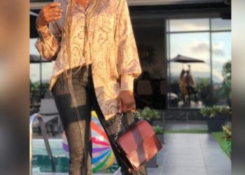 MODE:  la chemise semi- rentrée , l’atout style du temps