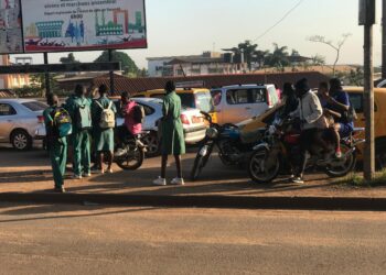 Sur le chemin de l’école : les parents sur le qui-vive