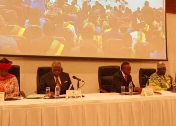 Gouvernement et jeunes : à la table des discussions