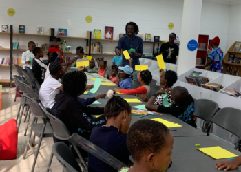 Médiathèque : des jeunes à la table du Tangram