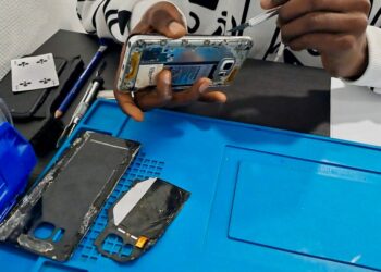 Petits boulots jeunes : des réparateurs de téléphones improvisés