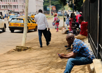 Démarcheurs de services administratifs : entre débrouille et illégalité