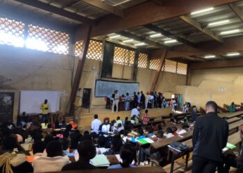 La guerre des places : à l’Université de Yaoundé 1, l’amphithéâtre se mérite dès l’aube