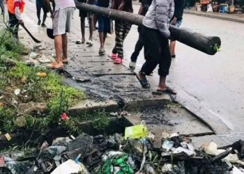Tensions post- électorales : les jeunes de Douala nettoient les quartiers