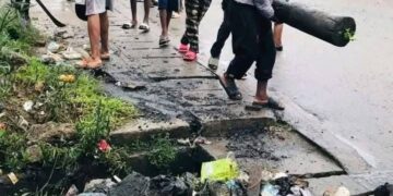 Tensions post- électorales : les jeunes de Douala nettoient les quartiers