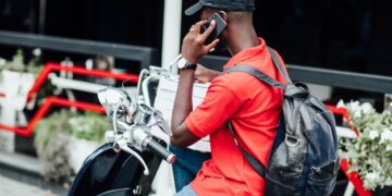 Livreurs à moto : sur les routes de la survie