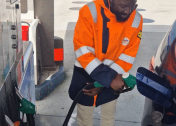 Stations-services : le quotidien peu reluisant des pompistes