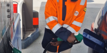 Stations-services : le quotidien peu reluisant des pompistes